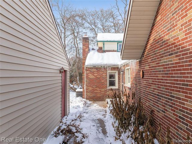 8202 Hyne Road, Brighton, MI 48114