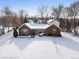 8202 Hyne Road, Brighton, MI 48114