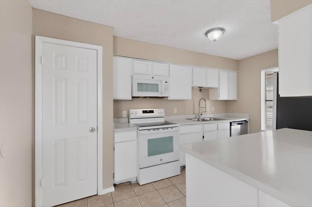 913 W Rochelle Road, Irving, TX 75062