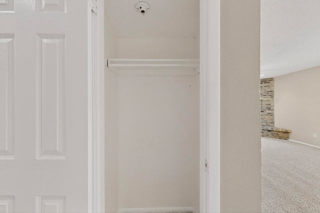 913 W Rochelle Road, Irving, TX 75062