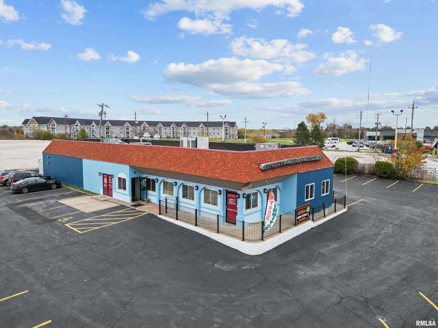 2400 SPRUCE HILLS Drive, Bettendorf, IA 52722