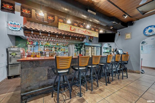 2400 SPRUCE HILLS Drive, Bettendorf, IA 52722