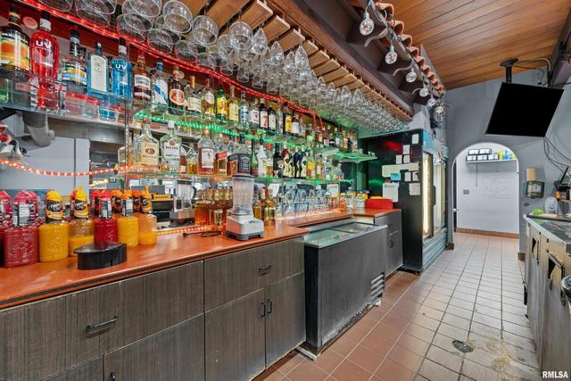 2400 SPRUCE HILLS Drive, Bettendorf, IA 52722