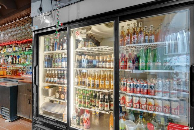 2400 SPRUCE HILLS Drive, Bettendorf, IA 52722