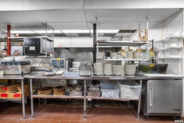 2400 SPRUCE HILLS Drive, Bettendorf, IA 52722