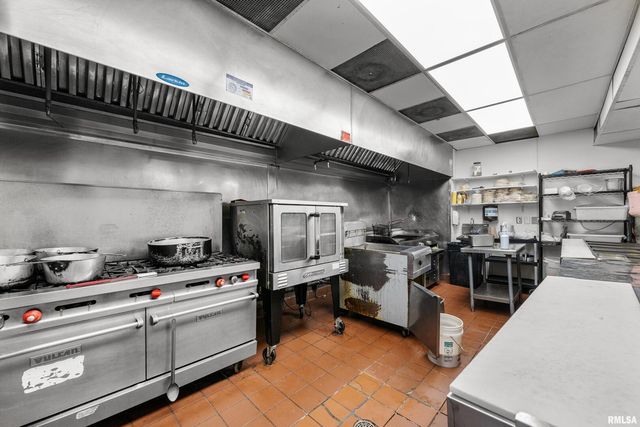 2400 SPRUCE HILLS Drive, Bettendorf, IA 52722