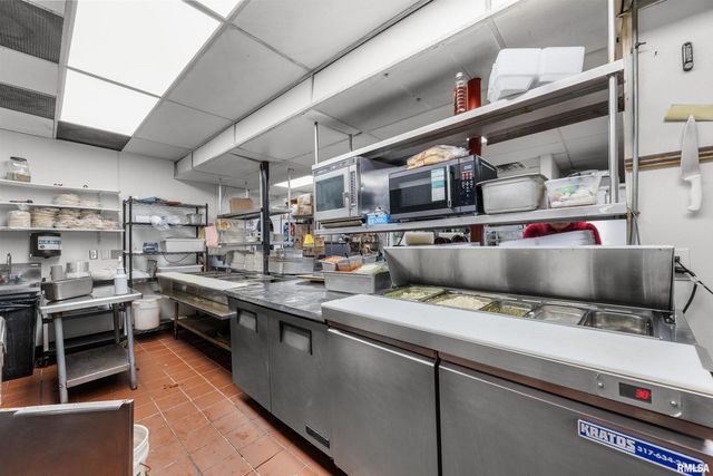 2400 SPRUCE HILLS Drive, Bettendorf, IA 52722