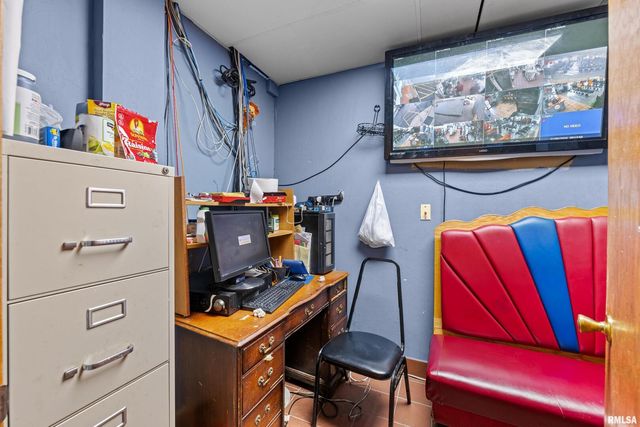 2400 SPRUCE HILLS Drive, Bettendorf, IA 52722