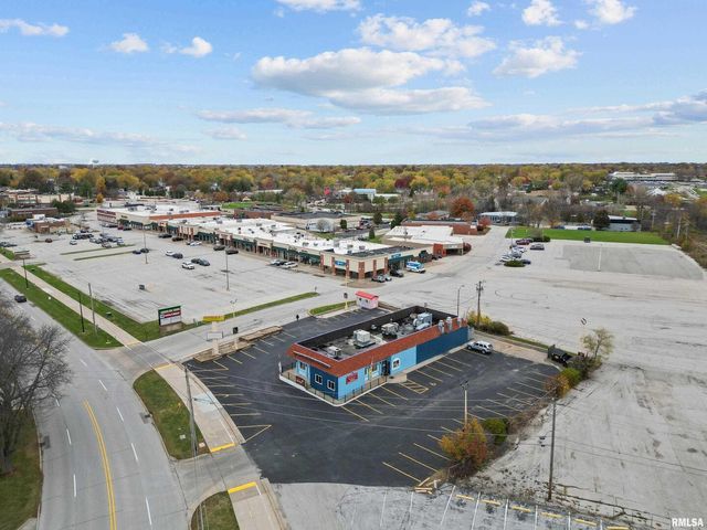 2400 SPRUCE HILLS Drive, Bettendorf, IA 52722