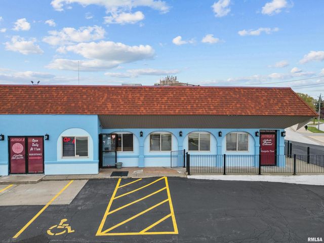 2400 SPRUCE HILLS Drive, Bettendorf, IA 52722