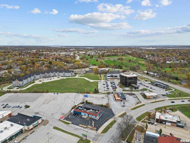 2400 SPRUCE HILLS Drive, Bettendorf, IA 52722