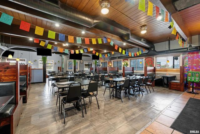 2400 SPRUCE HILLS Drive, Bettendorf, IA 52722