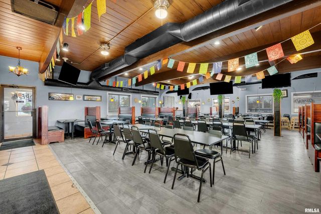 2400 SPRUCE HILLS Drive, Bettendorf, IA 52722