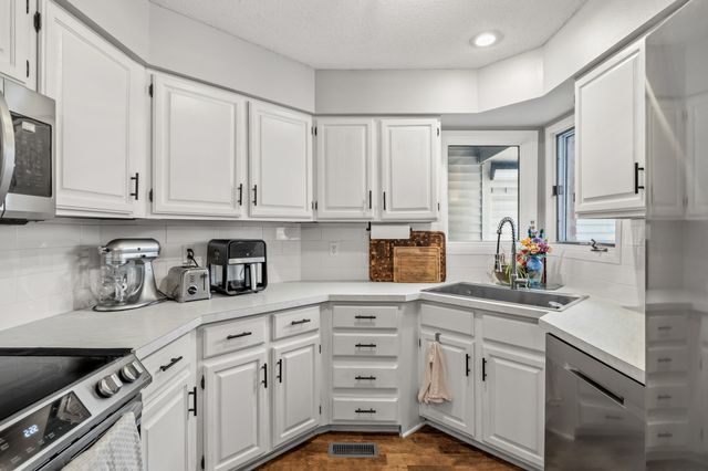 6873 Sharon Drive, Urbandale, IA 50322