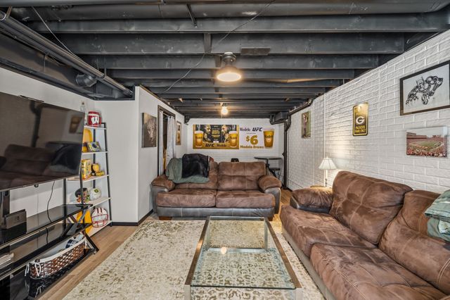 6873 Sharon Drive, Urbandale, IA 50322