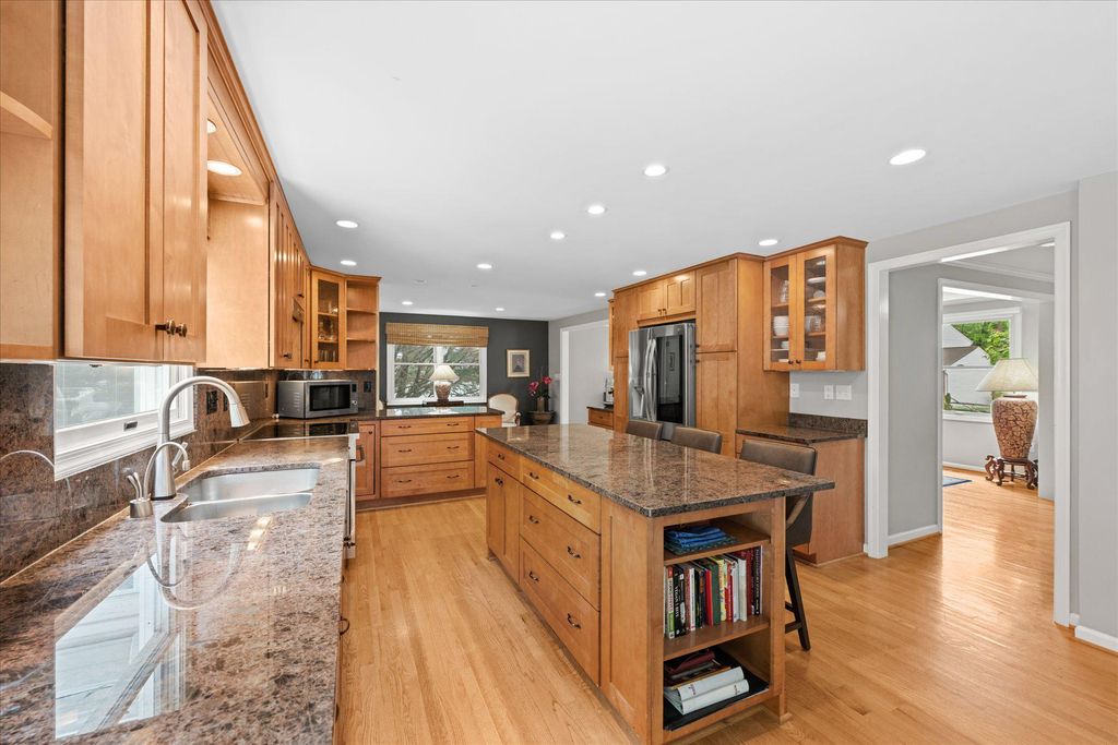 Image 5 of property listing at 11209 MAINE COVE DR, Gaithersburg, MD 20878