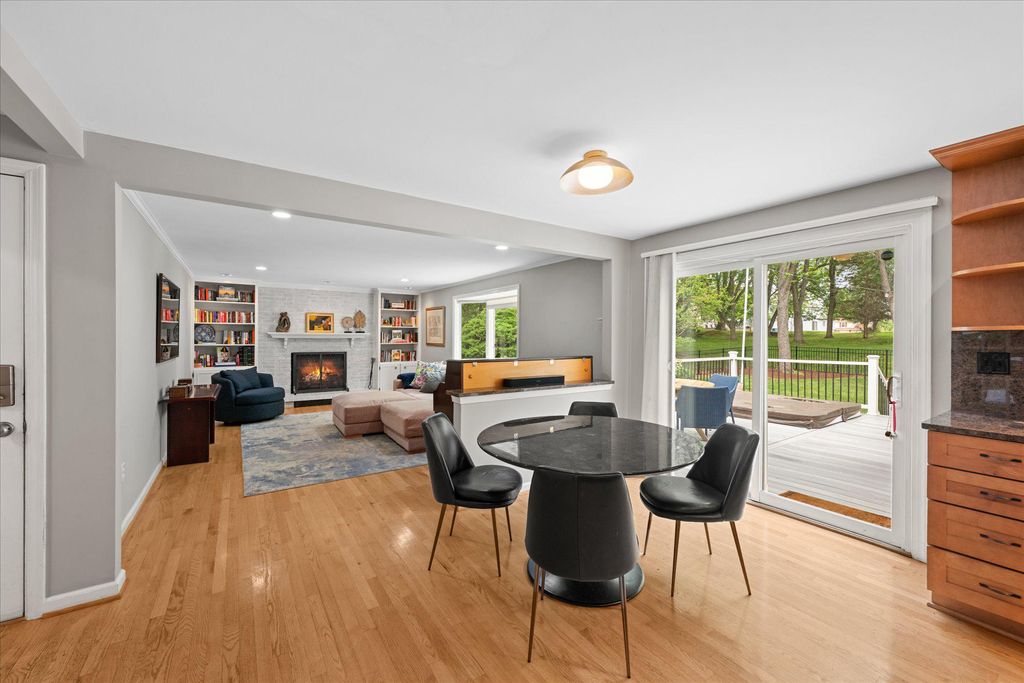 Image 9 of property listing at 11209 MAINE COVE DR, Gaithersburg, MD 20878