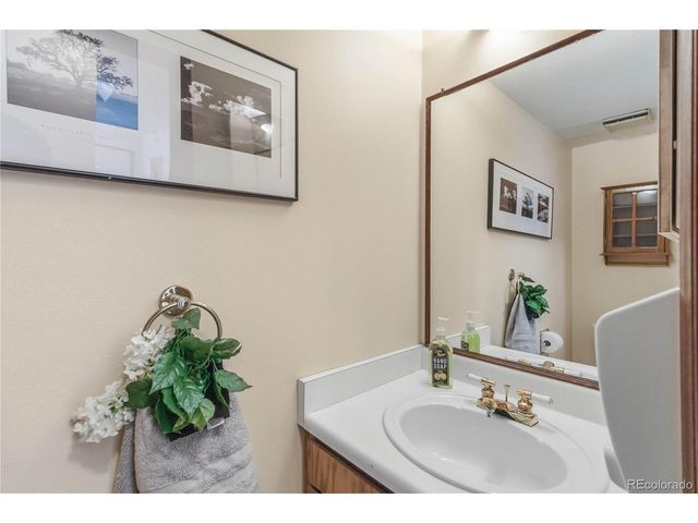 64 Macon St, Aurora, CO 80010