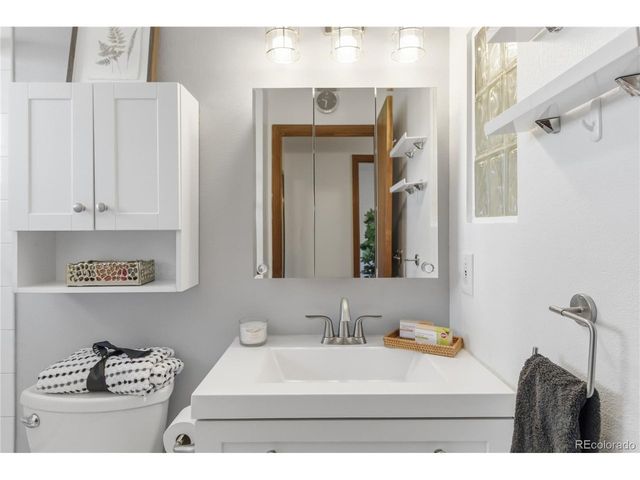 64 Macon St, Aurora, CO 80010