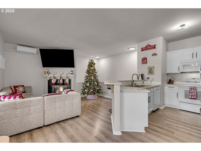 7216 Sw MANOR Way F, Beaverton, OR 97078