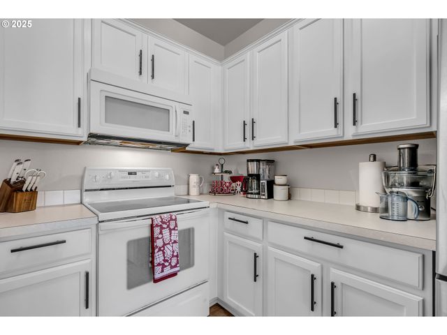 7216 Sw MANOR Way F, Beaverton, OR 97078