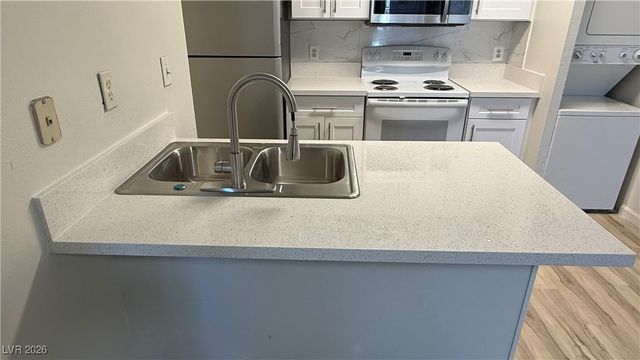 1381 East University Avenue 311, Las Vegas, NV 89119