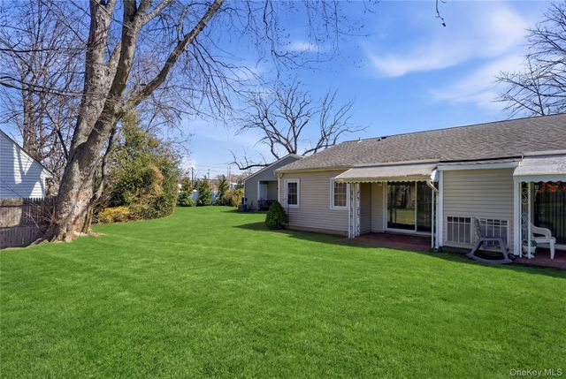 65 Harbor N, Amityville, NY 11701
