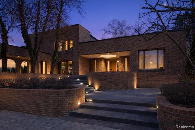 3317 W Shore Drive, Orchard Lake, MI 48324