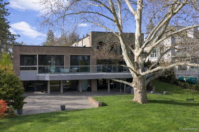 3317 W Shore Drive, Orchard Lake, MI 48324