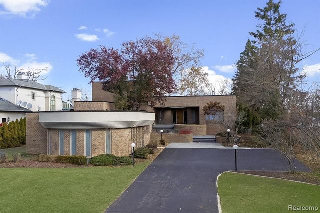 3317 W Shore Drive, Orchard Lake, MI 48324