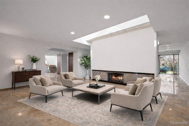 3317 W Shore Drive, Orchard Lake, MI 48324