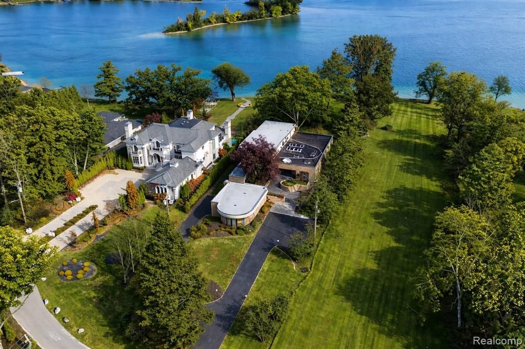 3317 W Shore Drive, Orchard Lake, MI 48324