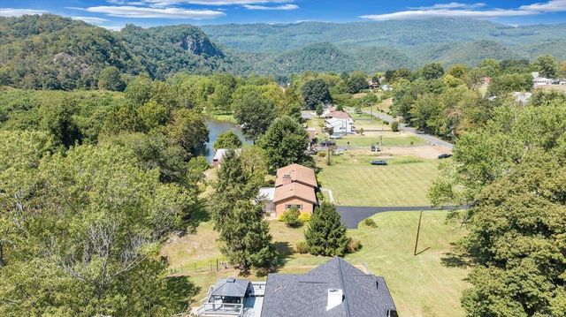 2015 Evergreen RD, Covington, VA 24426