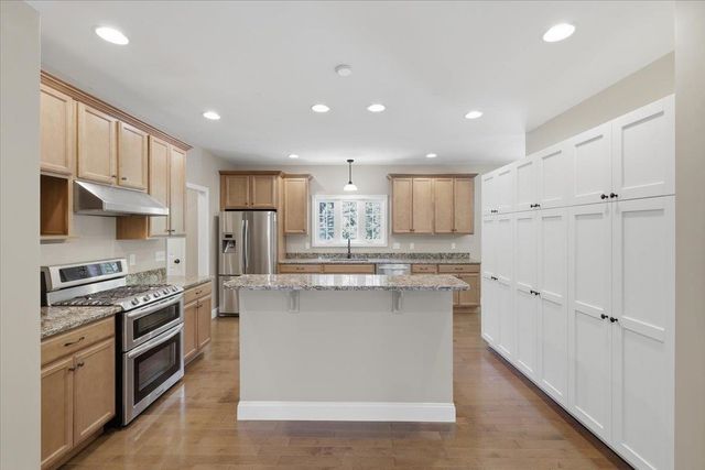 18 Hawthorne Drive, Auburn, NH 03032