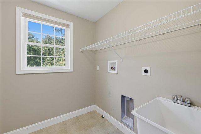 18 Hawthorne Drive, Auburn, NH 03032
