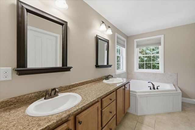 18 Hawthorne Drive, Auburn, NH 03032