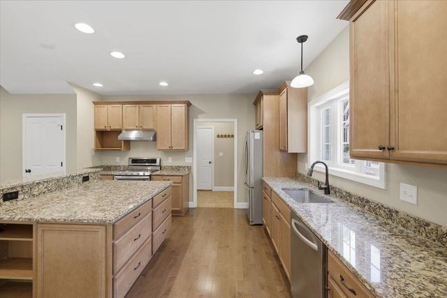 18 Hawthorne Drive, Auburn, NH 03032