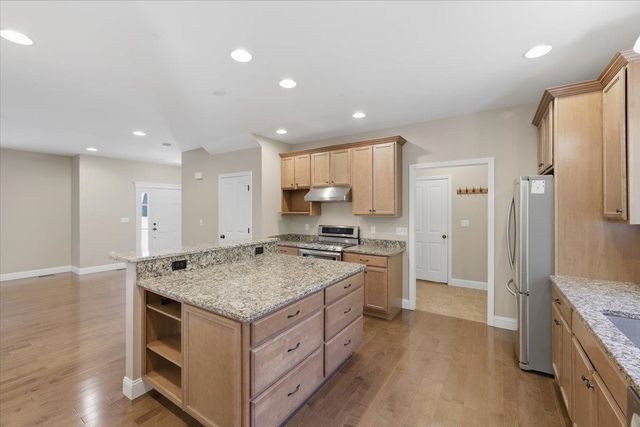 18 Hawthorne Drive, Auburn, NH 03032