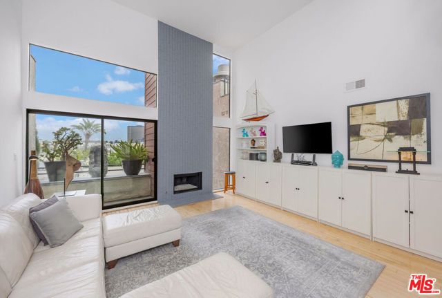 11982 Kiowa Avenue 307, Los Angeles, CA 90049