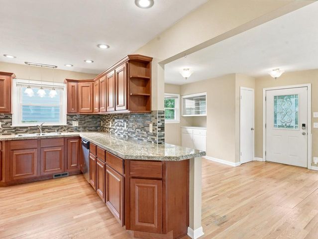 3334 N 98th STREET, Milwaukee, WI 53222