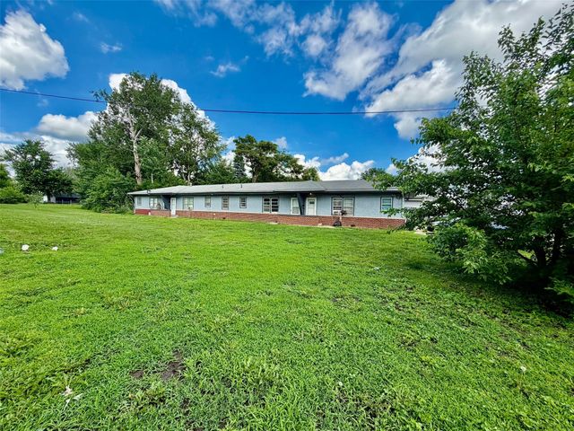 910 N 6th Avenue E, Newton, IA 50208