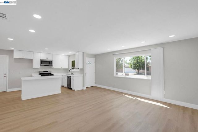 587 Somoa Lane, Lathrop, CA 95330