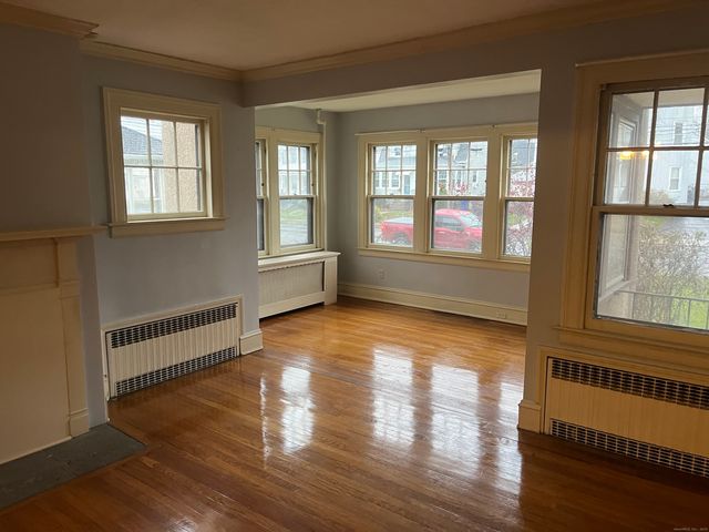 52 Quaker Lane South, West Hartford, CT 06119