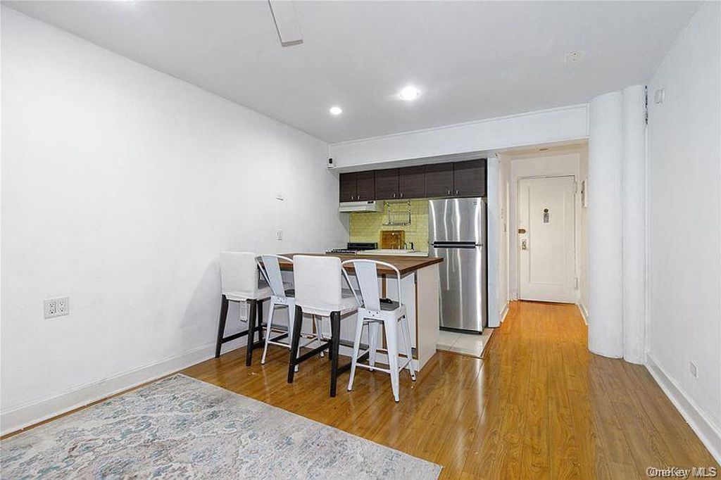 15 Canterbury Road C10, Great Neck, NY 11021 — photo 4