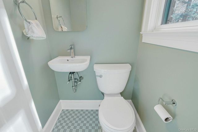 10 Robins Road, New Rochelle, NY 10801