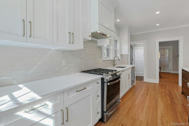 10 Robins Road, New Rochelle, NY 10801