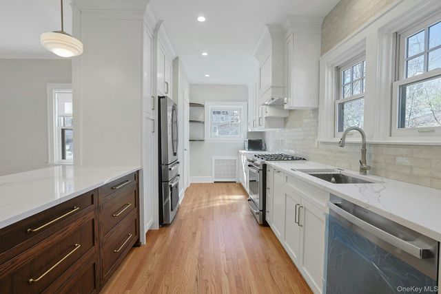 10 Robins Road, New Rochelle, NY 10801