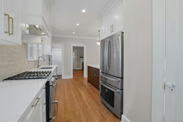 10 Robins Road, New Rochelle, NY 10801