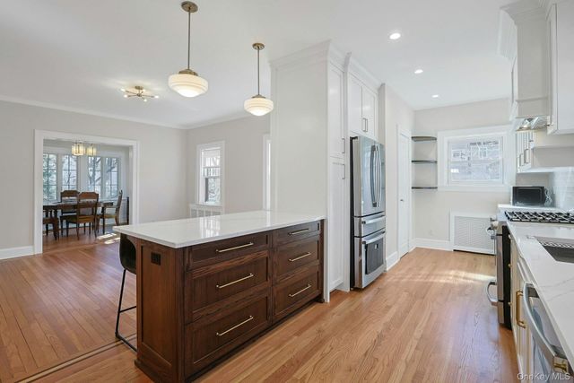 10 Robins Road, New Rochelle, NY 10801