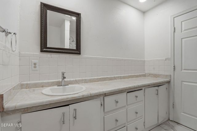 171 HOLGUIN Avenue, Vinton, TX 79821